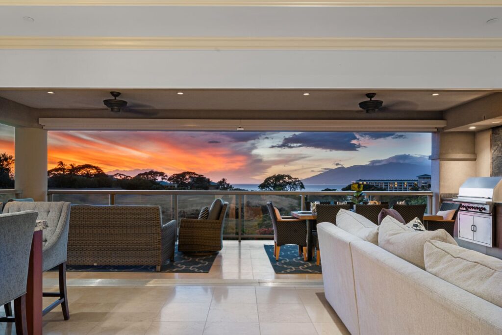 Unit Hoolei 15-4 expansive view of sunset
